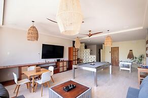 Modern Retreat with Private Garden and Jacuzzi