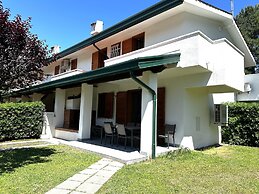 Comfy Bibione Villa With Pool Access