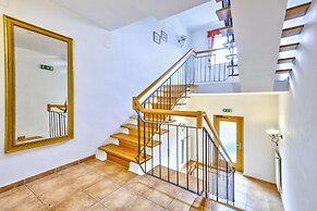 Vicky Apartment - Central, Mountain Stay