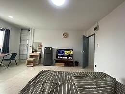 84 Bar & Guest House