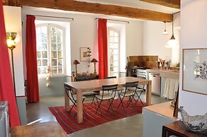 Elegant Bastide Near Aix With Pool