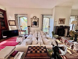 Elegant Bastide Near Aix With Pool