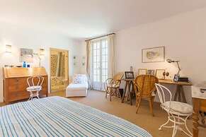 Elegant Bastide Near Aix With Pool
