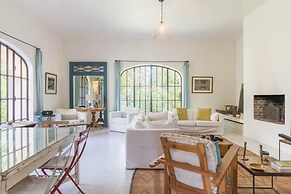 Elegant Bastide Near Aix With Pool