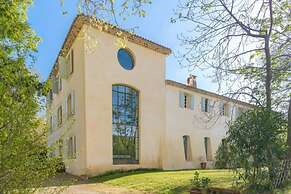 Elegant Bastide Near Aix With Pool
