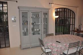 Elegant Bastide Near Aix With Pool