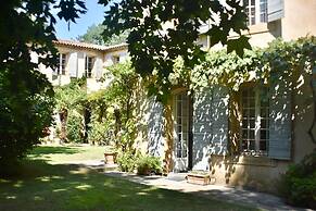 Elegant Bastide Near Aix With Pool
