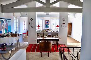 Elegant Bastide Near Aix With Pool