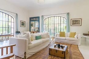 Elegant Bastide Near Aix With Pool