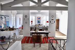 Elegant Bastide Near Aix With Pool