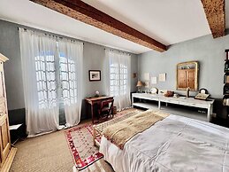 Elegant Bastide Near Aix With Pool
