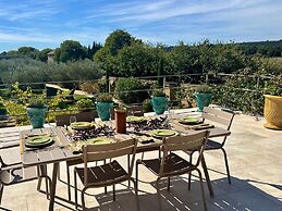 Provencal Villa With Garden & Pool
