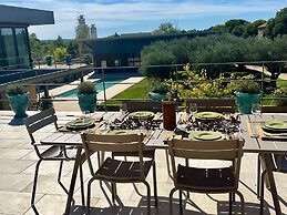 Provencal Villa With Garden & Pool