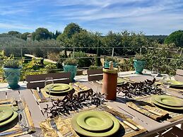 Provencal Villa With Garden & Pool