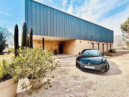 Provencal Villa With Garden & Pool