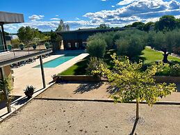 Provencal Villa With Garden & Pool