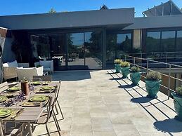 Provencal Villa With Garden & Pool