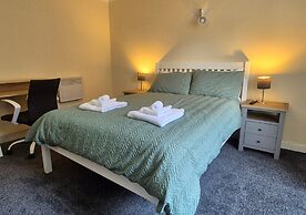 Stylish 1BR Flat Next to Hockley
