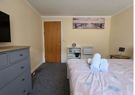 Stylish 1BR Flat Next to Hockley