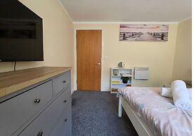 Stylish 1BR Flat Next to Hockley