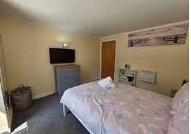 Stylish 1BR Flat Next to Hockley