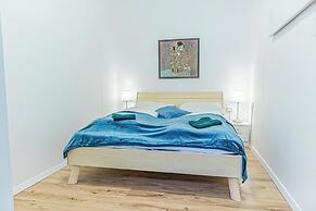 Elegant 2BR Apt Steps from Westbahnhof