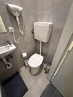 Modern 1BR Apt Steps from Westbahnhof