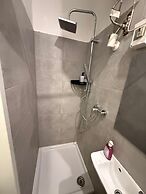 Modern 1BR Apt Steps from Westbahnhof