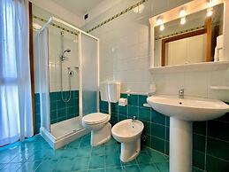 Holiday House With Shared Pool