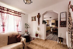 Transylvanian Home - Mountain View, BBQ & Pool