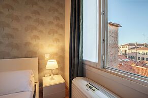 San Polo Apartment with Balcony