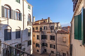 San Polo Apartment with Balcony