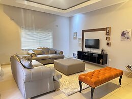 Spacious & Modern 3-bedroom Foxdale