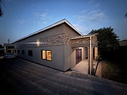Spacious & Modern 3-bedroom Foxdale