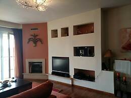 City Center Apartment With Mountain View