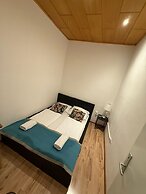 Chic 2BR Apt Steps from Westbahnhof