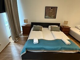Chic 2BR Apt Steps from Westbahnhof