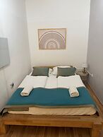 Cozy 1BR Apt with LR Vienna Location