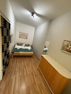 Cozy 1BR Apt with LR Vienna Location