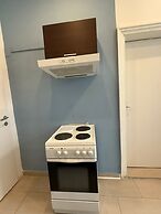 Cozy 1BR Apt with LR Vienna Location