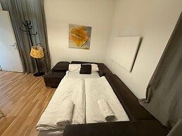 1BR Plus LR Apt Top Vienna Location