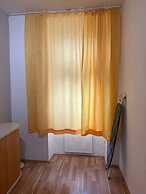 1BR Plus LR Apt Top Vienna Location