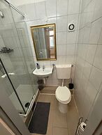 1BR Plus LR Apt Top Vienna Location