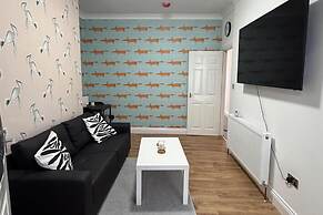 2 Bed Flat - Sleeps 3 - Parking - Wifi