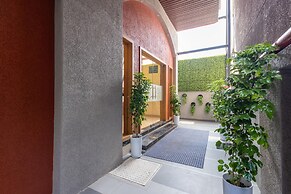 Pravasa Stay, Bapat Square