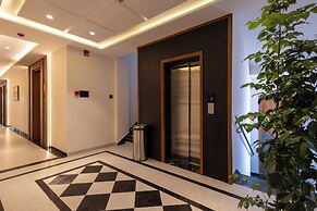 Pravasa Stay, Bapat Square