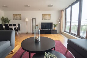 Spacious 3 Bedroom Flat in Kensington