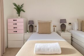Spacious 3 Bedroom Flat in Kensington
