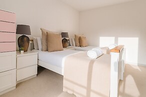 Spacious 3 Bedroom Flat in Kensington