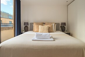 Spacious 3 Bedroom Flat in Kensington